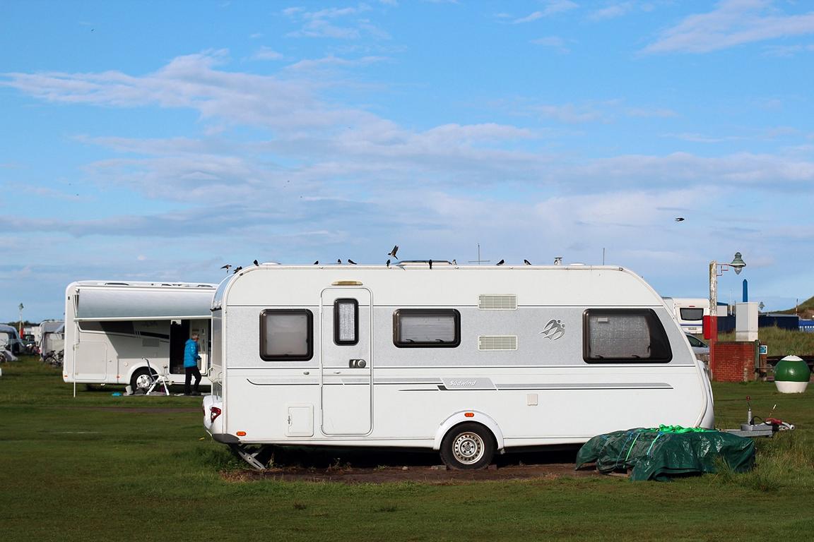 Wohnwagen auf einem ruhig gelegenen Campingplatz in Norddeutschland